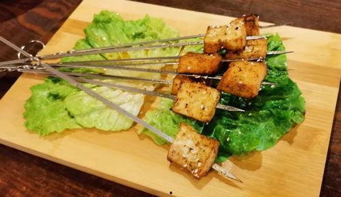 网红凳子烧烤店吃瓜