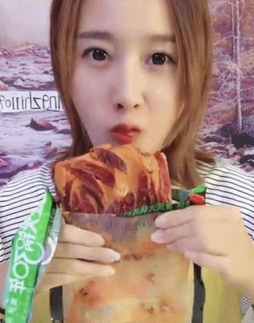 网红拍摄视频吃瓜,趣味横生瞬间回顾