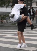 抖音街拍网红吃瓜,网红现场吃瓜，趣味瞬间尽收眼底