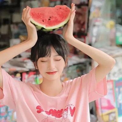 网红女孩吃瓜图像真实  第3张